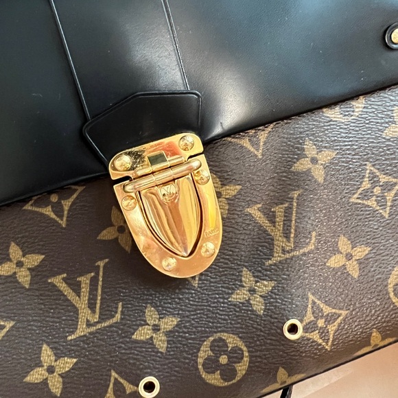 Louis Vuitton One Handle Flat Bag - Picture 9 of 16